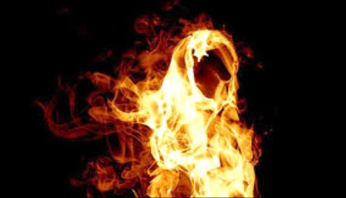 بسبب الحوثيين.. امرأة تحرق نفسها أمام مطعم | صورة قاتمة من صور المعاناة