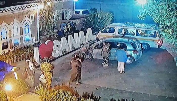 في صنعاء | مسلحو الحوثي يردون على القصف الأمريكي باقتحام الشركات والمراكز | مشهد يختصر حقيقة الواقع