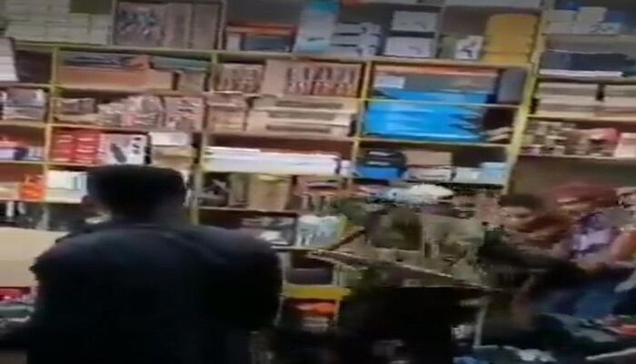 شاهد | وحشية الجباية.. فيديو لمشرف حوثي يختطف عاملا كرهينة لابتزاز أصحاب المحلات