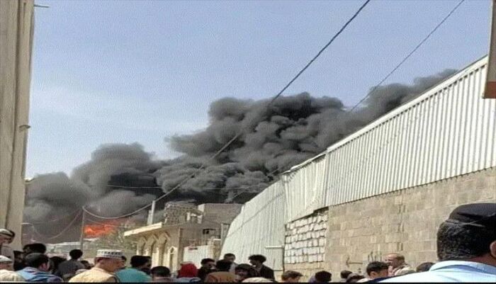 بصورة مفاجئة | حريق هائل وغامض في مصنع بصنعاء .. والاتهامات نحو مشرفين حوثيين