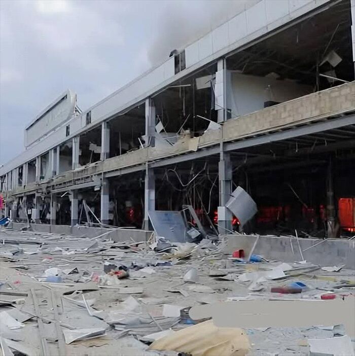 بالفيديو والصور | مباني مدمرة وطائرات تحترق.. شاهد حجم الأضرار التي لحقت بمطار صنعاء جراء الغارات الإسرائيلية