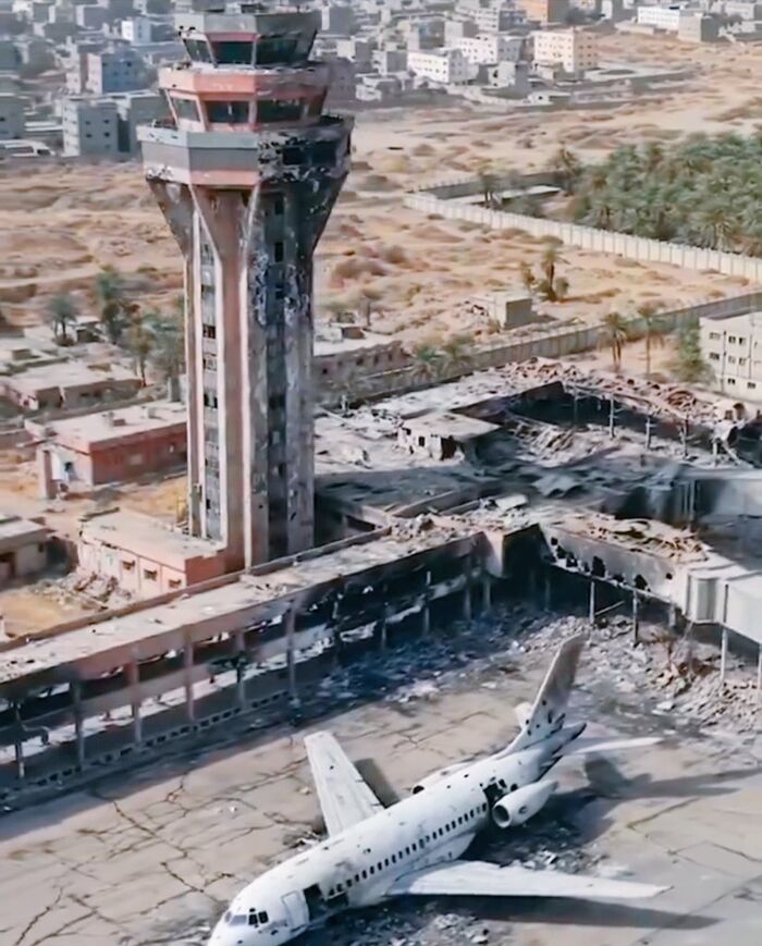 مشرف حوثي بارز ينهب حطام طائرات مقصوفة وقطع غيار حساسة وبيعها لتجار خردة.. فضائح فساد تطول مطار صنعاء وحملة جبايات جديدة بذريعة العدوان الإسرائيلي