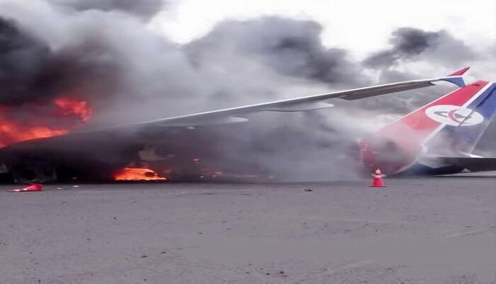 فضائح فساد تطول مطار صنعاء .. قادة الحوثي يتنافسون على بقايا الطائرات المدمرة لبيعها لتجار الخردة