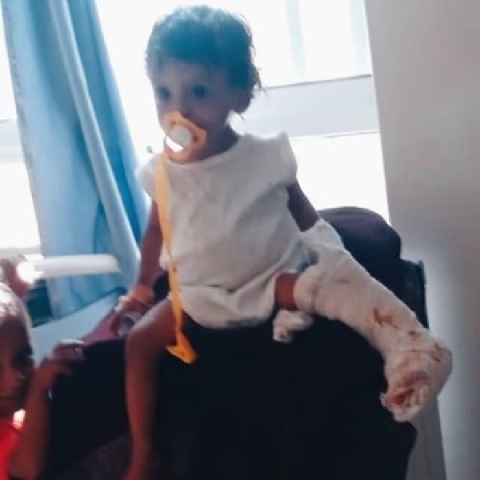 شاهد | اطقم حوثية تجلب كمية من الخمور إلى منزل قاضي وموجة قمع جديدة تطال المناهضين للجماعة في صنعاء.. مالذي يحدث !؟