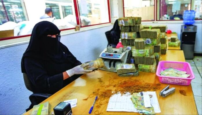 انهيار وشيك في اليمن | مركز اقتصادي يحذر: طباعة العملة تعني انتحارًا ماليًا يجر البلاد للفوضى والحكومة تفكر بالمقامرة الأخيرة