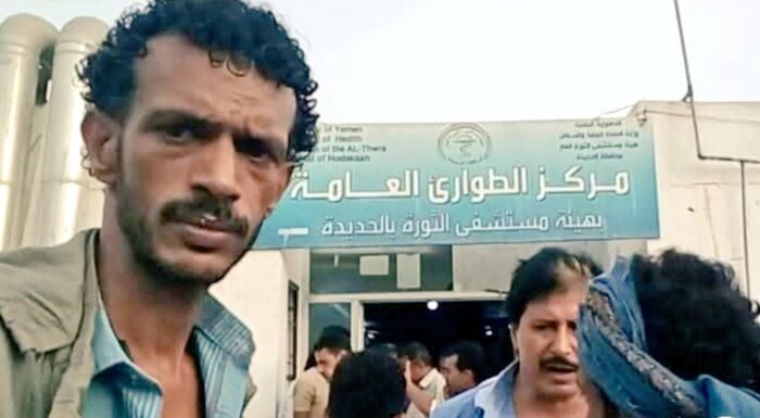 في مستشفى الثورة بالحديدة .. عامل يعرض منزله للبيع لإنقاذ أسرته ويكشف مآسي الإهمال الحوثي لأبناء المحافظة