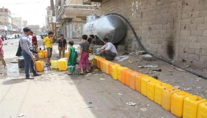 ازمة خانقة في إب .. الحوثية تقطع المياه عن آلاف المنازل واحتكار صهاريج المياه يرفع الأسعار إلى السماء بالمدينة