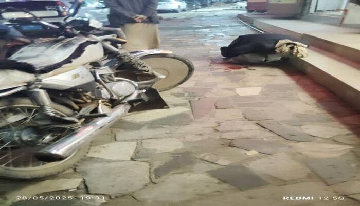 شاهد | حادثة مولمة تفضح حجم القسوة في صنعاء.. رجل يحتضر أمام مركز صحي والشارع يمرّ كأن لا أحد يموت