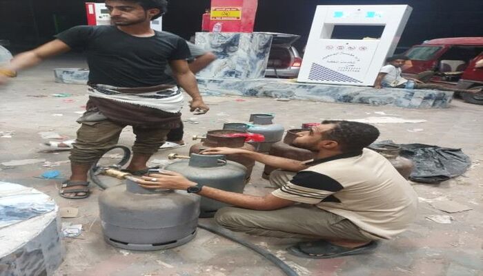 لليوم السادس في العاصمة | عيد بلا نار ولا طبخ.. أزمة غاز خانقة تشل عدن وتحرق جيوب المواطنين