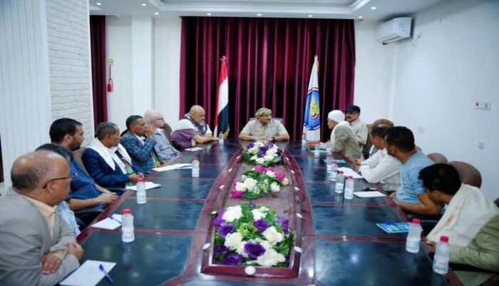 شاهد | طارق صالح يتدخل لإنهاء معاناة تعز: أزمة المياه تشتد والحل بيد الجميع | فيديو وتفاصيل