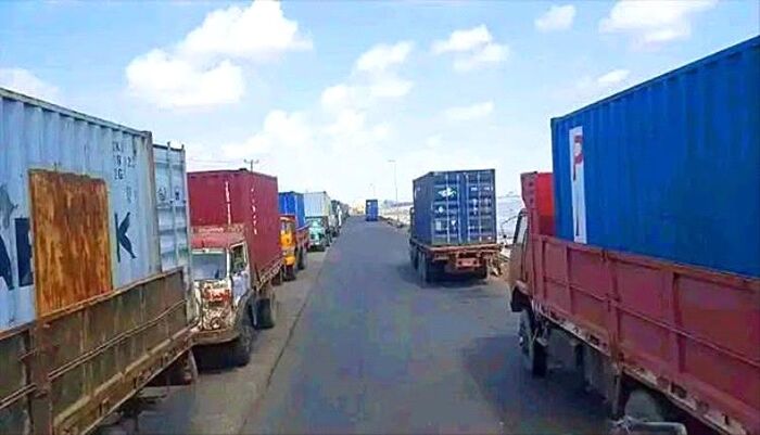 اقتصاديين يهاجمون | قرار مفاجئ يهز السوق اليمني : تحرير الدولار الجمركي ورفع مرتقب للرواتب ومخاوف من موجة غلاء جديدة