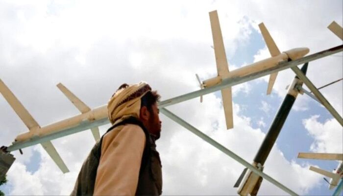 دعما لإيران.. الحوثيون يهددون بمهاجمة السفن الأمريكية في البحر الأحمر وتقرير يحذر من تصعيد الحوثي لهجماتها البحرية