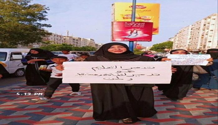 مظاهرة حاشدة في العاصمة .. نساء عدن يثورن غضباً على الانقطاع المتكرر للكهرباء والمياه.. صبرهن نفد والشارع يشتعل