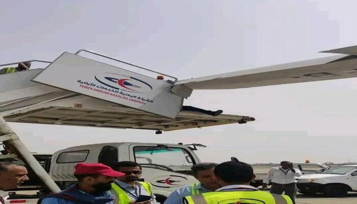 شاهد | واقعة صادمة : اليمنية تلفظ أنفاسها.. طائرة تُخرج من الخدمة بسبب سلم غبي في مطار عدن الدولي | صور