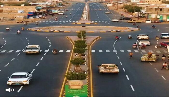 عروس الجمال ام لؤلؤة البحر الاحمر .. صورة تجتاح المواقع و تُذهل اليمنيين : شارع بـ8 حارات في المخا يُشعل التواصل ويجسّد انجازات ونهضة طارق صالح