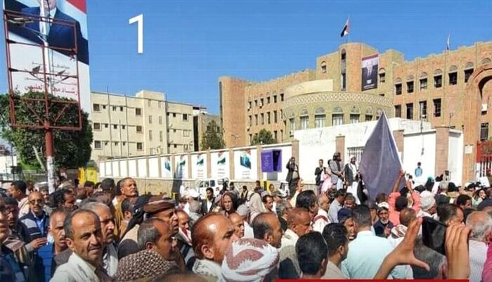(رفض الانهيار).. رسالة شعبية مدوية| بركان الغضب ينفجر في تعز.. آلاف يثورون ضد الجوع والفساد ويطالبون بالرواتب