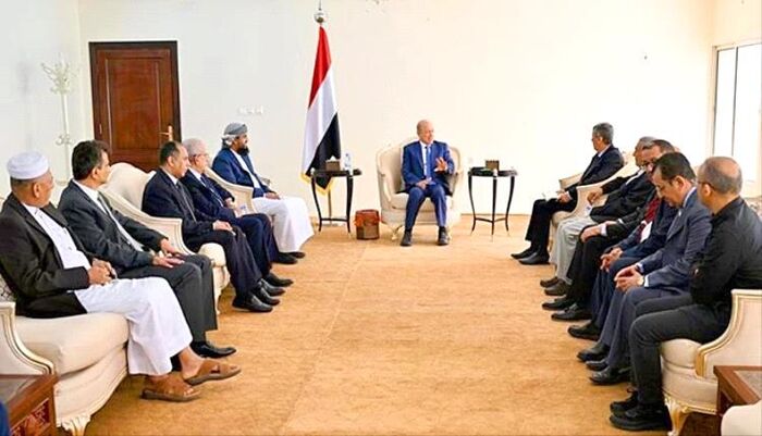 في اليمن |كارثة معيشية وجنون الاسعار: من 500 إلى 900.. انفجار أسعار وعملة تنهار وحكومة لا تسمع ولا ترى تتفرّج من تحت مكيفات معاشيق