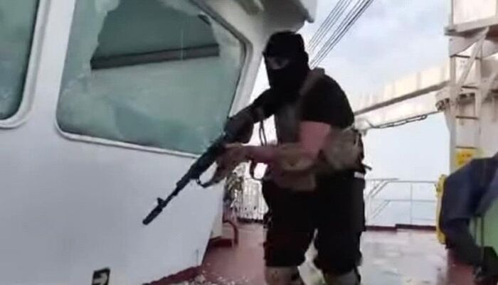 مجزرة بحرية.. الحوثي يقتل 3 بحّارة في هجوم دموي مروّع على سفينة يونانية قبالة الحديدة