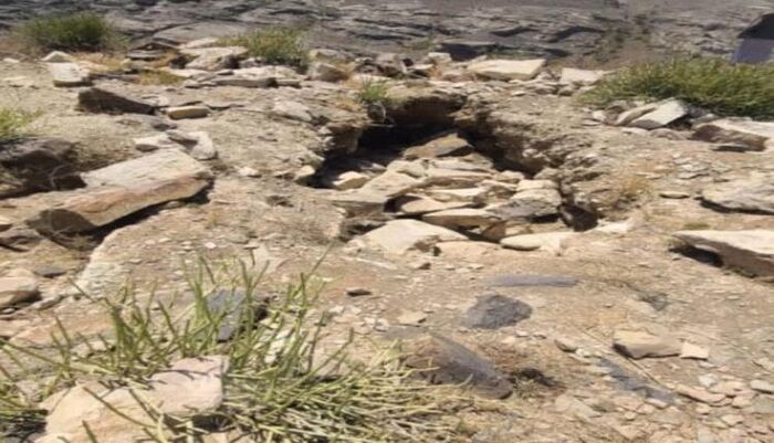 نهب الكنوز والاثار عبر شبكات منظمة .. تدمير مستوطنة أثرية كاملة في جبل القانع بسنحان بحثًا عن الذهب جنوب صنعاء