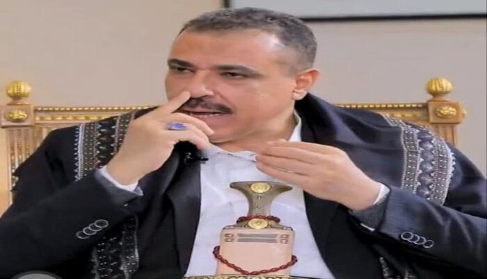 شاهد | ظهور عناصر حوثية بفيديو من داخل أقدم مساجد صنعاء يثير غضب اليمنيين.. الولاء الفارسي |