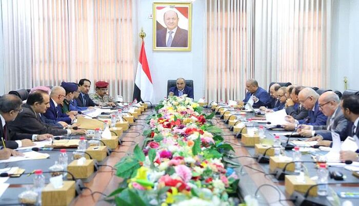 صحفي يفتح النار: في اليمن.. حكومة عاجزة تبيع الأوهام وتتقاسم المناصب على أنقاض وطن يحتضر