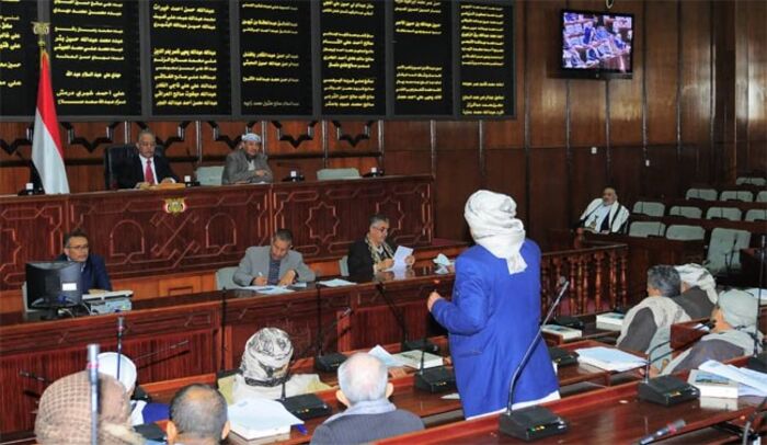 اجتماع طارئ.. توتر غير مسبوق في برلمان صنعاء بسبب قرار اقتصادي حوثي يهدد بهروب رؤوس الأموال