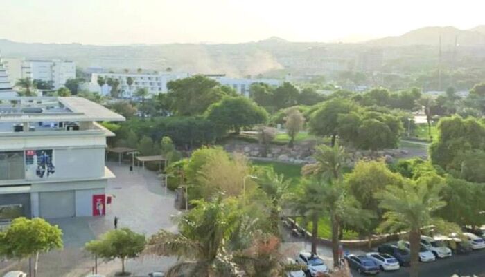 بالفيديو .. مجزرة ارتكبها مشرف حوثي وسط منتزه.. شاهد خوف وهروب النساء والأطفال من أمامه