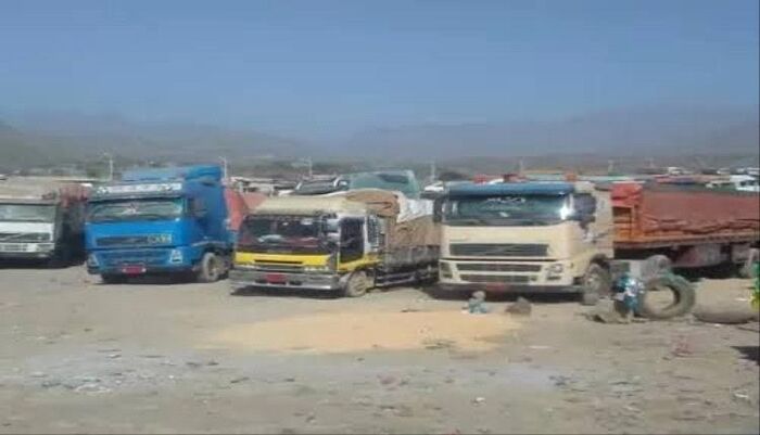 في تعز .. الحوثيون يحتجزون شاحنات "بالابل" للمطالبة بجبايات جديدة