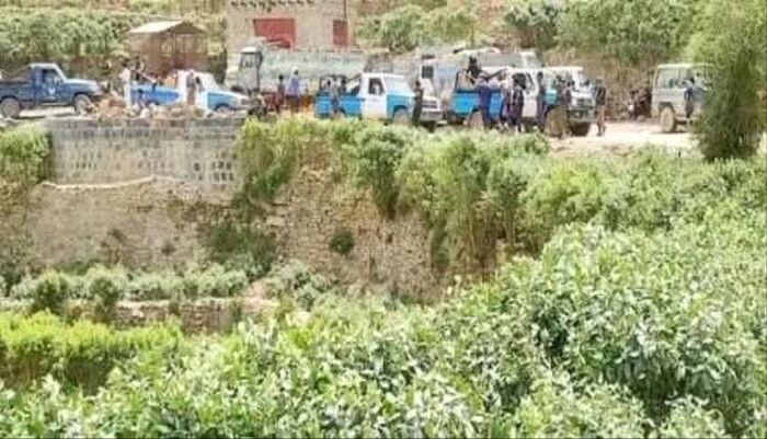 في حجة .. مسلحو الحوثي يعتدون على نساء (كحلان عفار) بعد دفاعهن عن مشروع المياه الوحيد