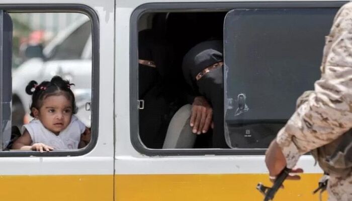 شاهد | الحوثي يسطو على الغاز القادم من مأرب ويفرغه بالهواء بعد الاعتداء على المسافرين | فيديو