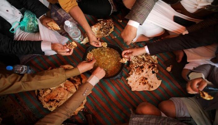 تلاشي الطبقة المتوسطة | أسر تبيع أثاثها لشراء الطعام في صنعاء.. دراسة:21 % من العائلات خسرت مقتنياتها مقابل توفير الغذاء