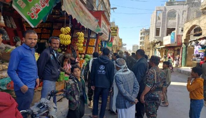 مداهمات وقمع واسع - غضب كبير في صنعاء بعد اعتداءات حوثية طالت صغار الباعة