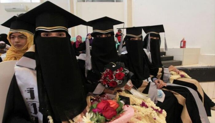 جدل واسع في صنعاء.. سلطة الحوثي تضيق الخناق على طالبات الجامعات عبر حجة "منع الاختلاط"