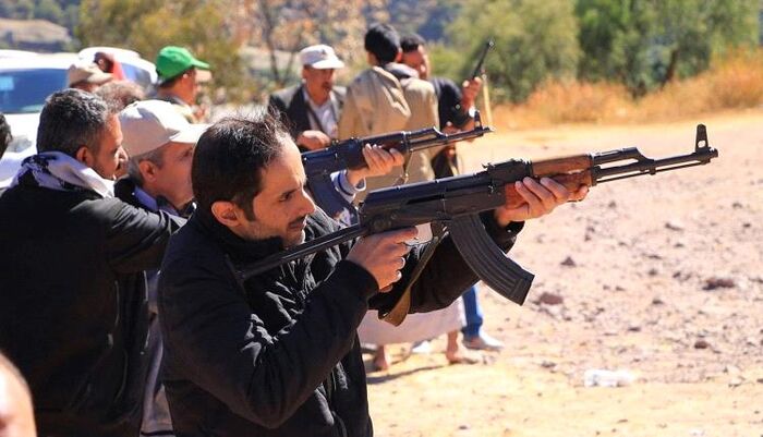 تصعيد خطير في الداخل - عسكرة الجامعة.. الحوثيون يدفعون أكاديميي جامعة إب إلى ساحات التدريب القتالي بالقوة