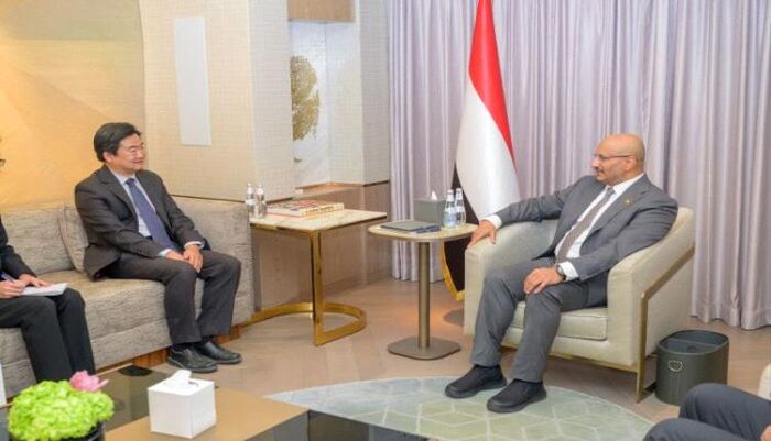 طارق صالح للسفير الصيني: تحقيق السلام يتطلب خطوات فعلية تبدأ من الحديدة