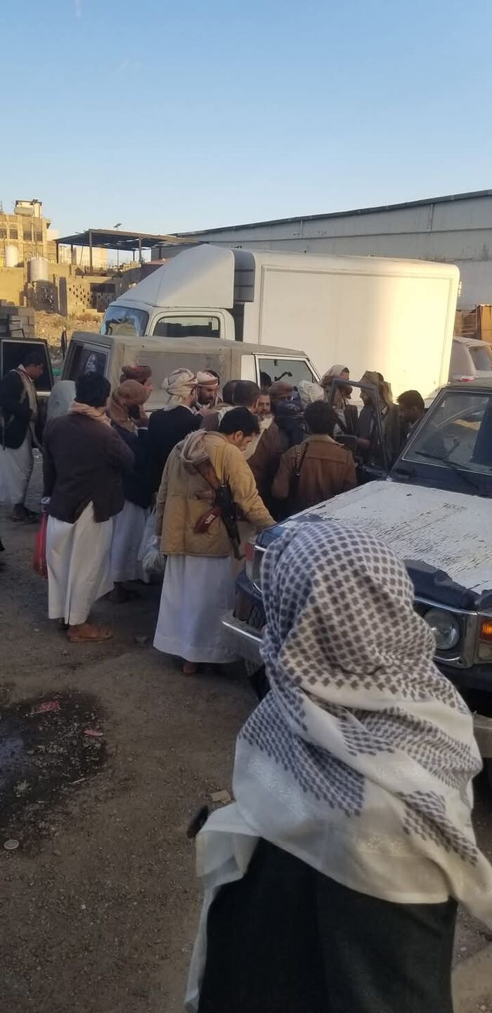 شاهد | وفاة أخطر مدرسي الحوثي في صنعاء أثناء وقوفه لتدريس الاطفال بالمراكز الصيفية.. الاسم والصورة