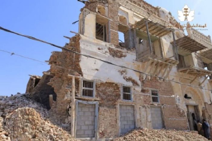 انهيار واجهة مبنى حكومي تاريخي في الحديدة بسبب إهمال الحوثيين