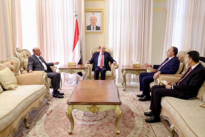 رئيس الوزراء يوجه بتسريع صرف الرواتب المتأخرة بضمانات الدعم السعودي