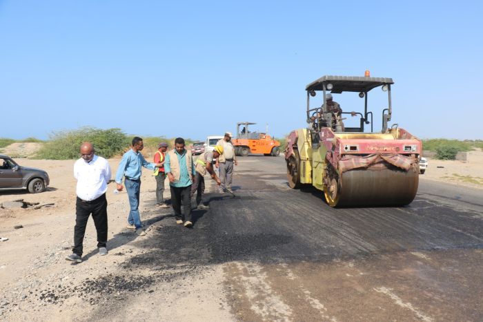 مدير الخوخة يتفقد أعمال ترميم وتأهيل خط "الخوخة المخا" الحيوي