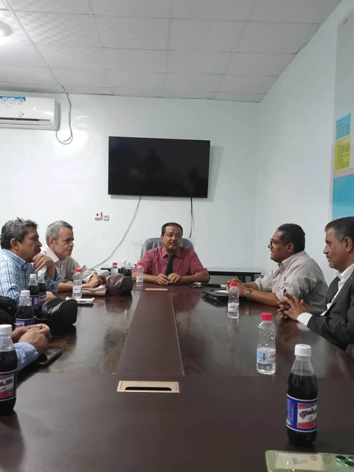 شركة النفط وميناء المخا يبحثان آليات التموين النفطي ودعم الملاحة