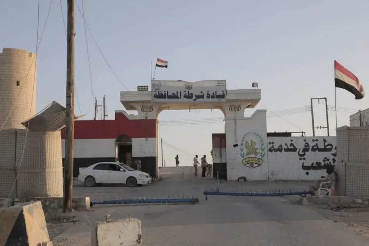 الأمن في المهرة يضبط مروج مواد ممنوعة متنكراً بزي أمني