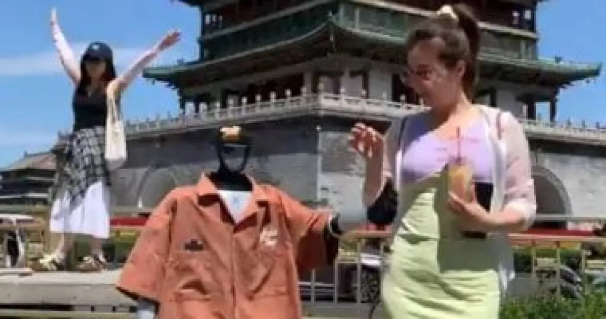 "العم بوت": الروبوت الصيني الذي اكتسح الإنترنت بملابس "الأب العصري"