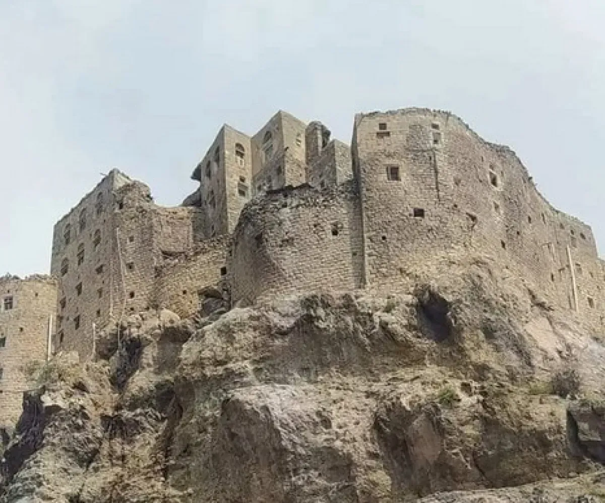 مقتل أربعة وإصابة خامس في جريمة قتل عائلية بمحافظة عمران اليمنية