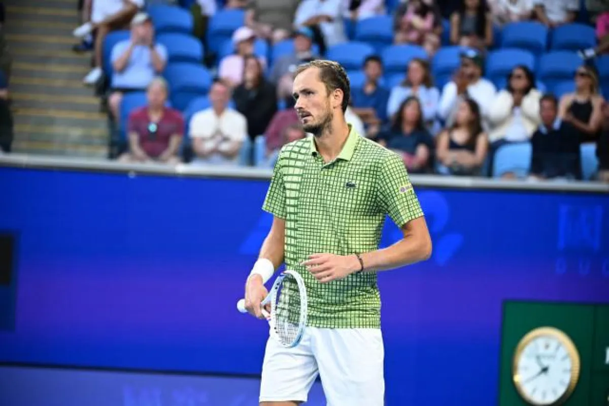 تيان يسحق مدفيديف في أستراليا المفتوحة ويتأهل لمواجهة زفيريف