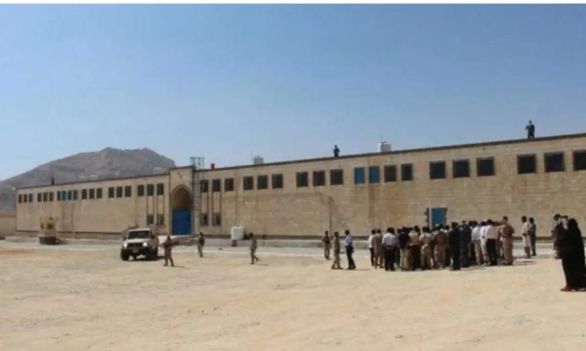 إصابة 15 شخصاً بينهم أمنيون خلال أعمال شغب في سجن المكلا المركزي