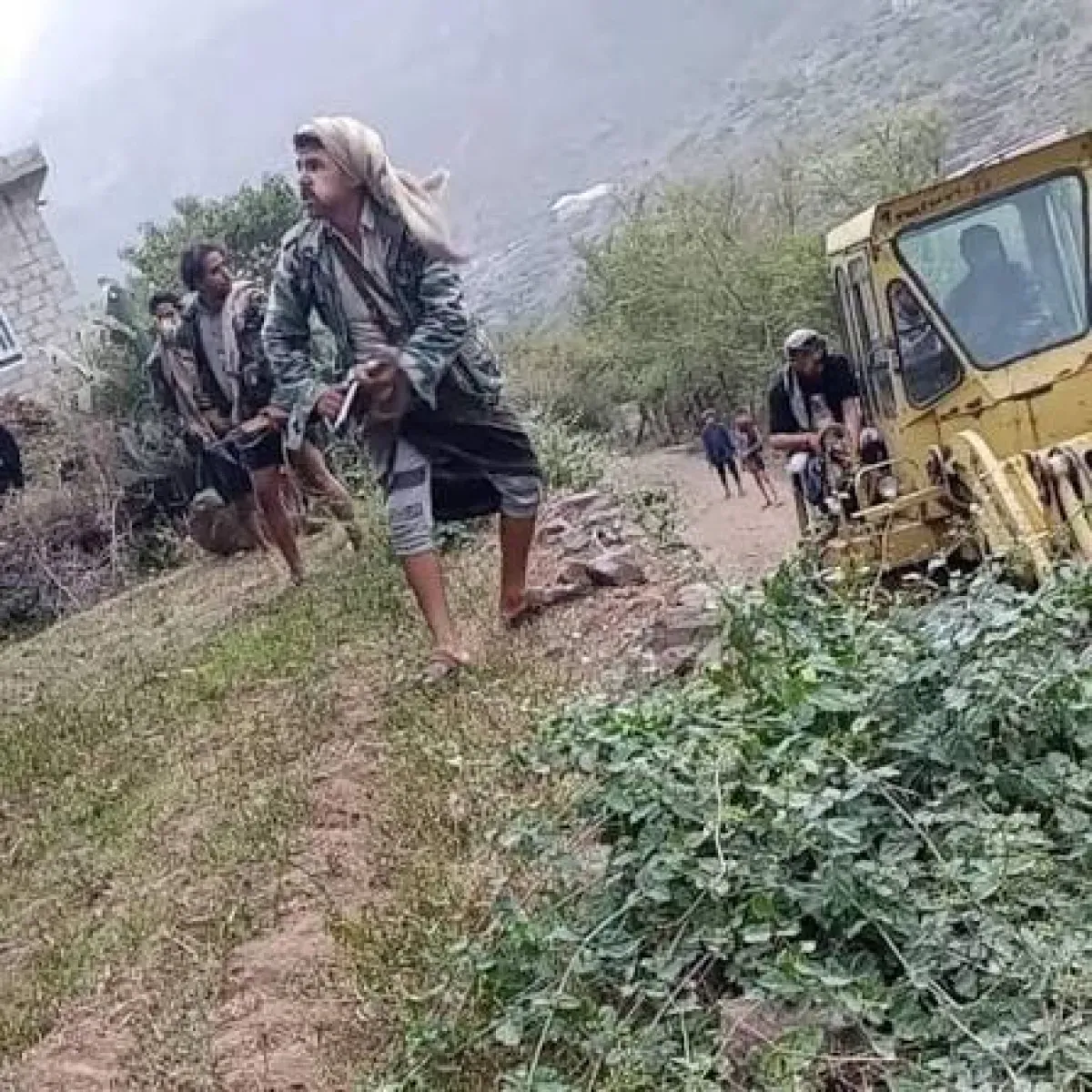 قيادي حوثي يستولي على أرض بالإكراه في إب ويحتجز مالكها في قسم الشرطة