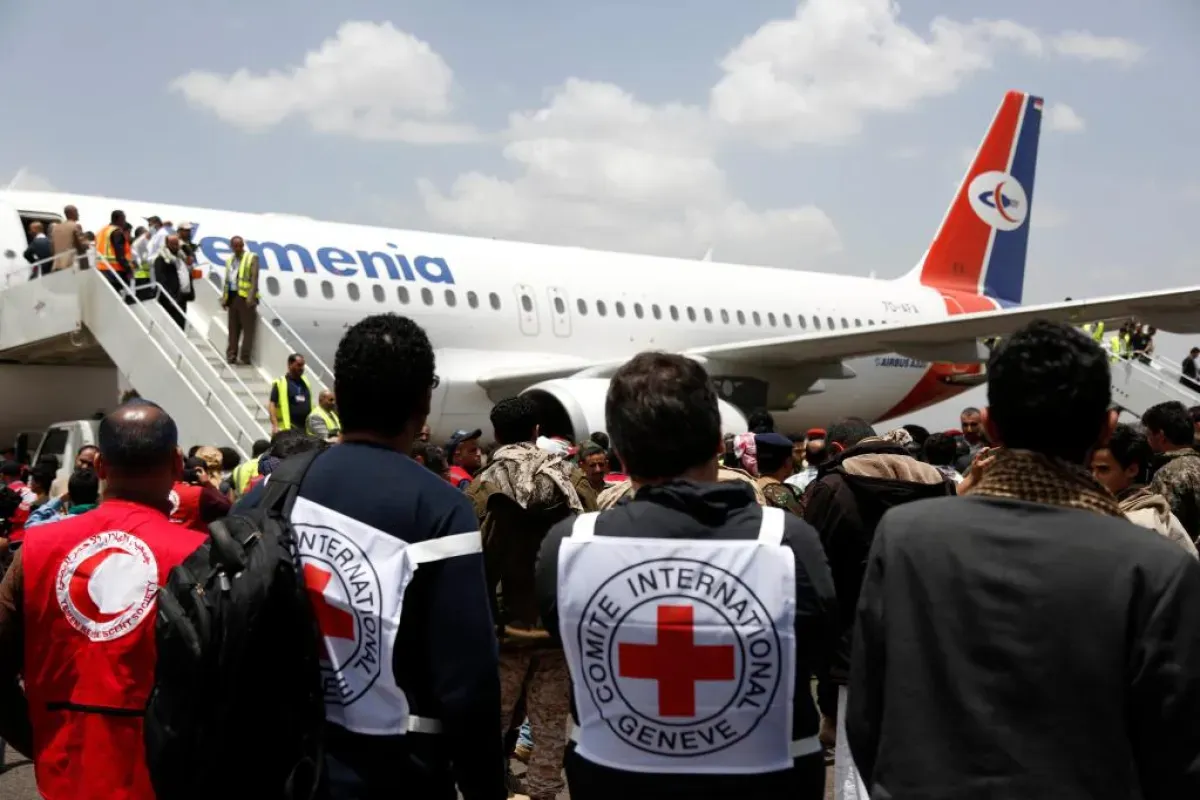 المركز الأمريكي للعدالة: تأخير غير مبرر يعرقل اتفاق تبادل الأسرى بين الحكومة والحوثيين