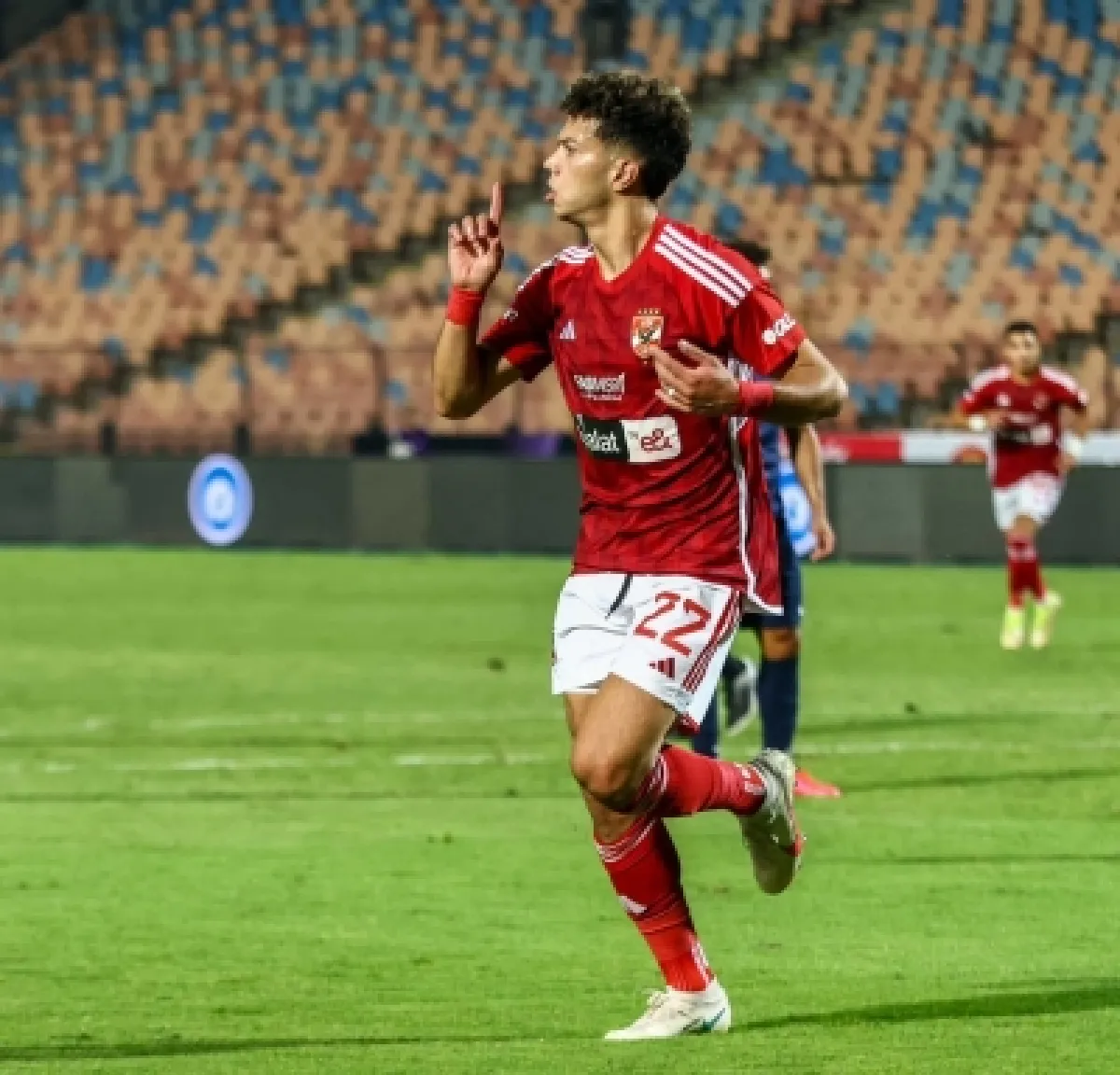 الأهلي المصري يوقف عاشور ويغرّمه لعدم السفر مع الفريق إلى تنزانيا
