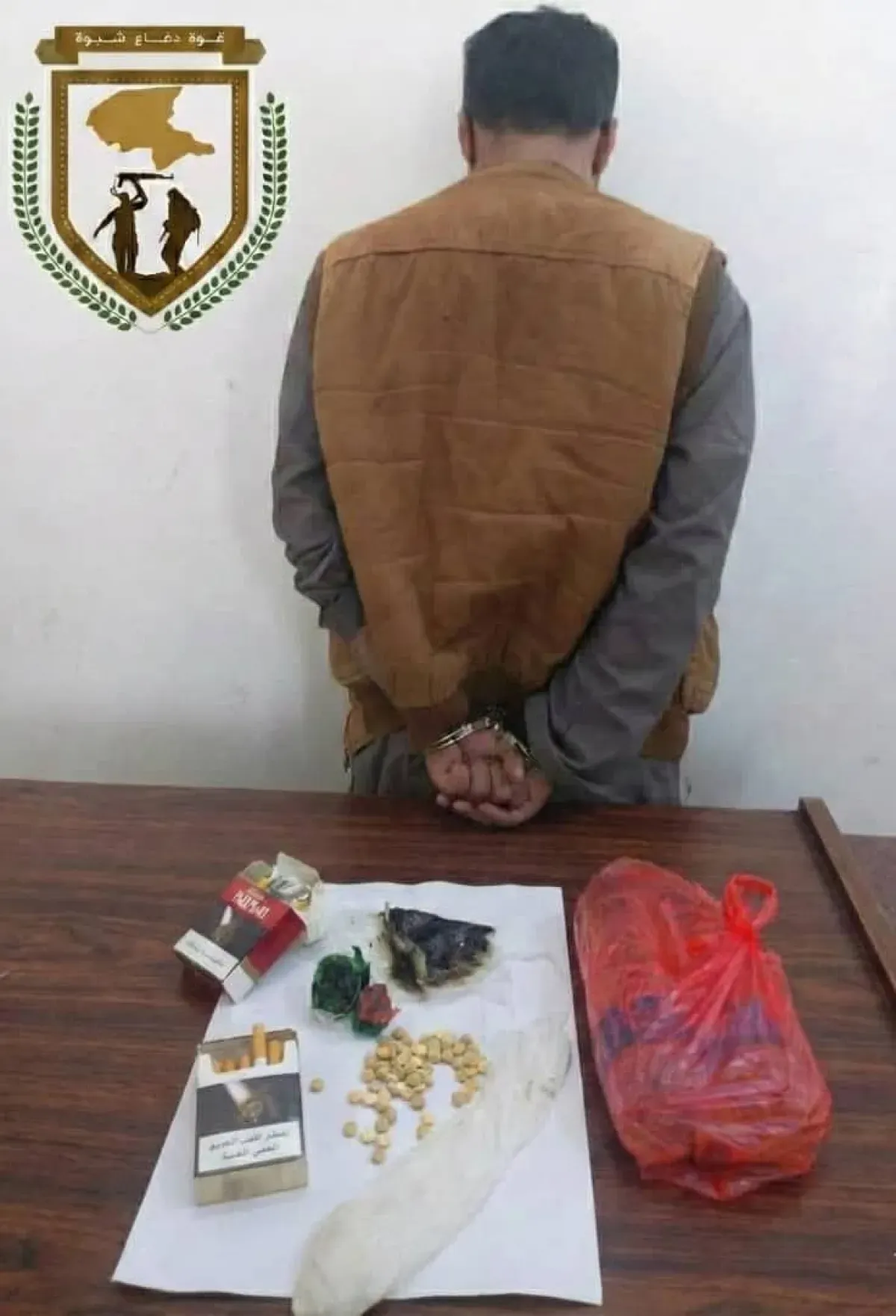 قوات دفاع شبوة تضبط متهمًا بحوزته مواد مخدرة متنوعة قرب عتق