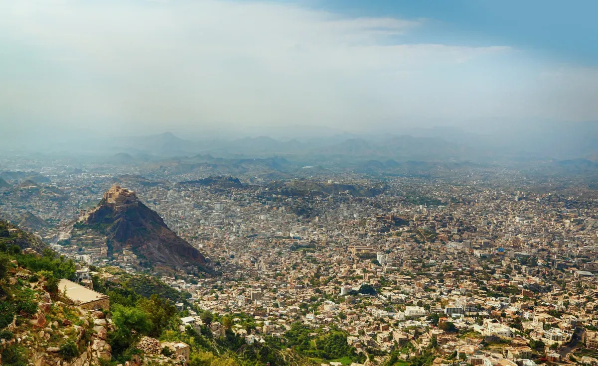 قصف حوثي يستهدف أحياء سكنية شرقي تعز وسط مواجهات متجددة